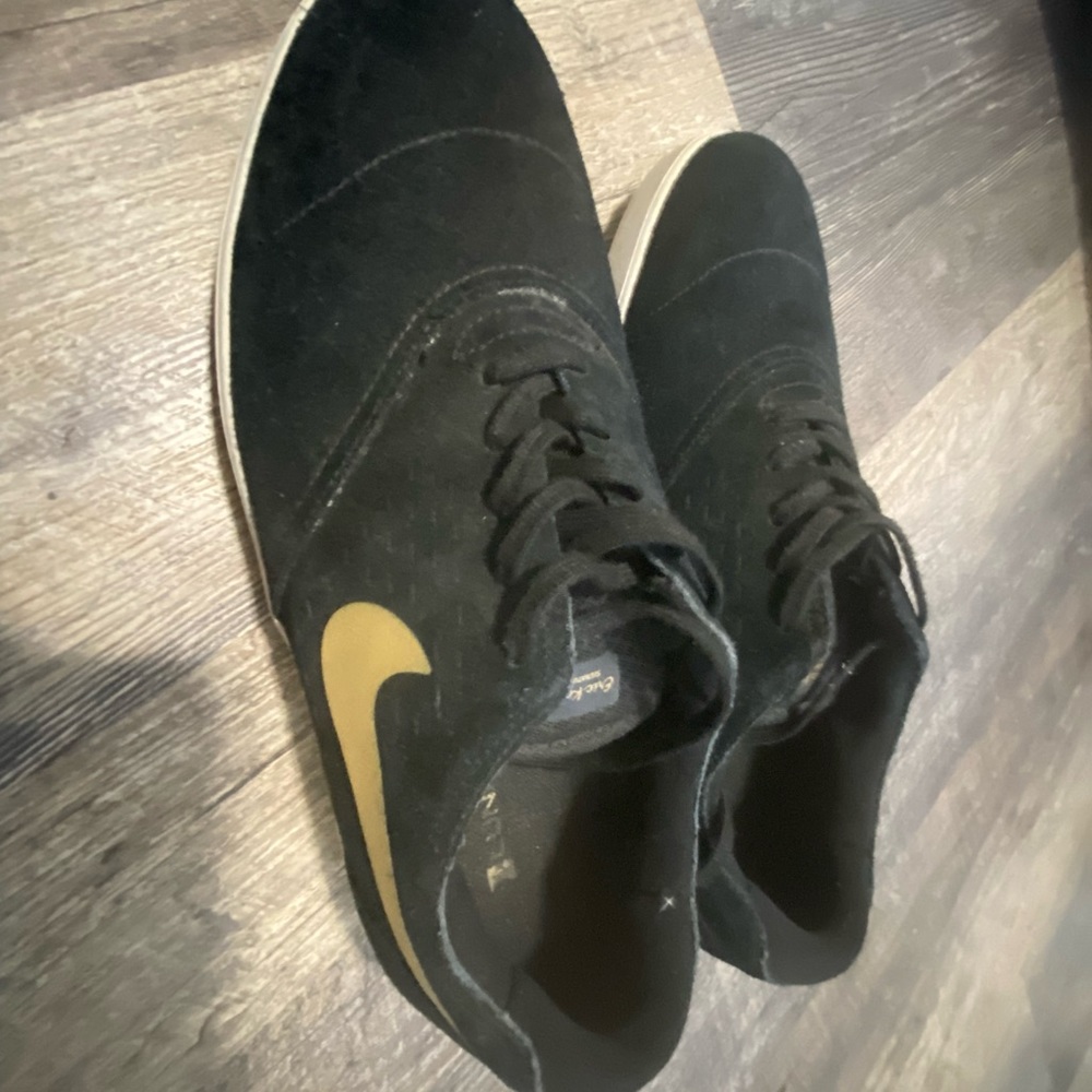 Hardly worn Nike Tennis shoes.